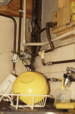 çirkin mutfak borular