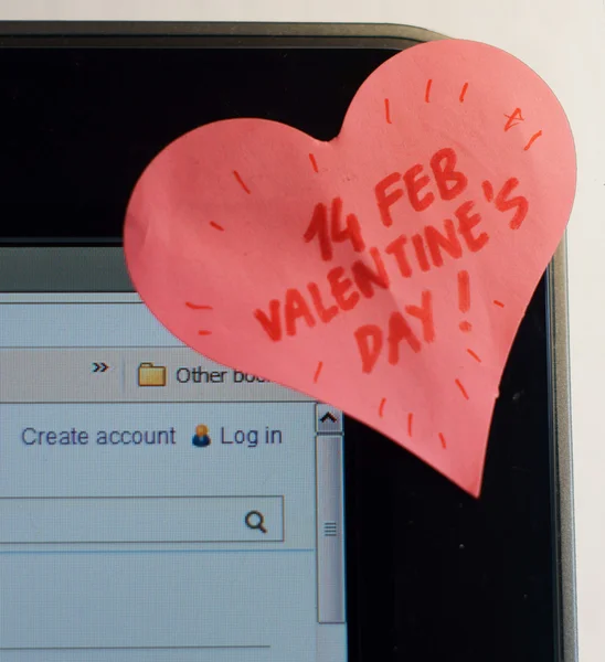 Adhesivo de nota de amor en una pantalla PC —  Fotos de Stock