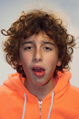 bir cahil yüz hareketi ile bir genç çocuk portresi