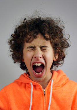 genç çocuk bağırarak