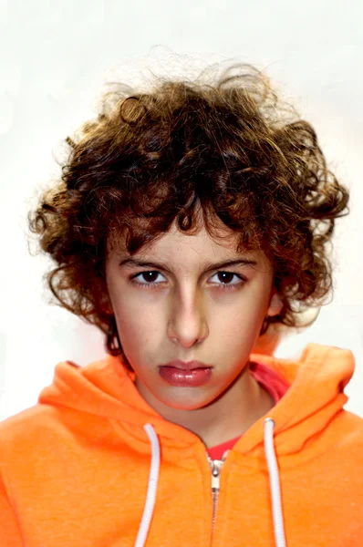 Een portret van een jonge Kaukasische knappe jongen met krullend haar — Stockfoto