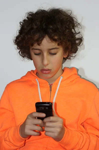 Ein kleiner Junge spielt Spiele auf seinem Gerät — Stockfoto