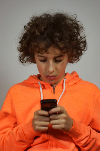 A boy is playing games on his device — Stock Photo, Image