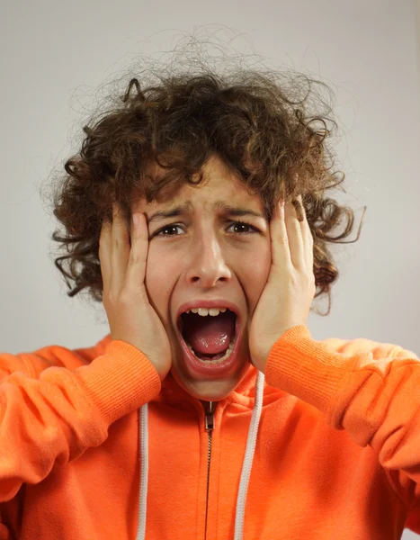Um menino está gritando — Fotografia de Stock
