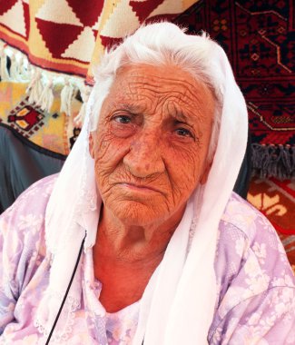 eski bir köy kadın portresi