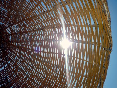 hasır plaj şemsiye ile parlayan güneş