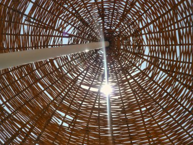 hasır plaj şemsiye ile parlayan güneş