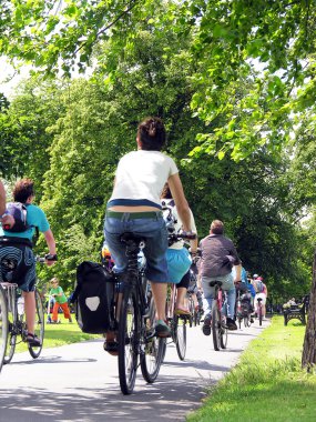 Parkta bir grup bisikletçi