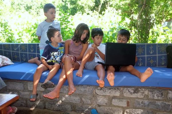 Kinder sitzen am Computer — Stockfoto