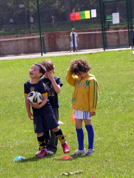 Atividades de futebol infantil no parque — Fotografia de Stock