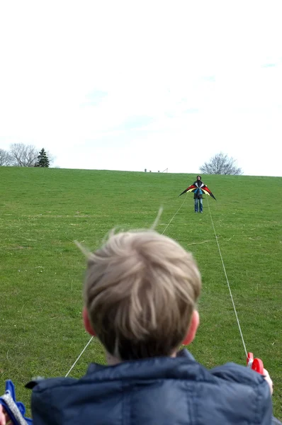 Jonge jongen wordt zijn vlieger vliegen — Stockfoto