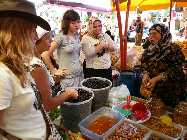 Yerel zeytin satıcı onun müşterileri ile