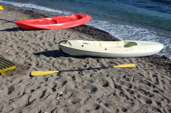 Duas canoas estão na praia — Fotografia de Stock