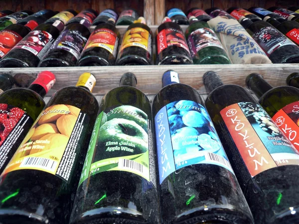 Botellas de vino afrutado en los estantes — Foto de Stock