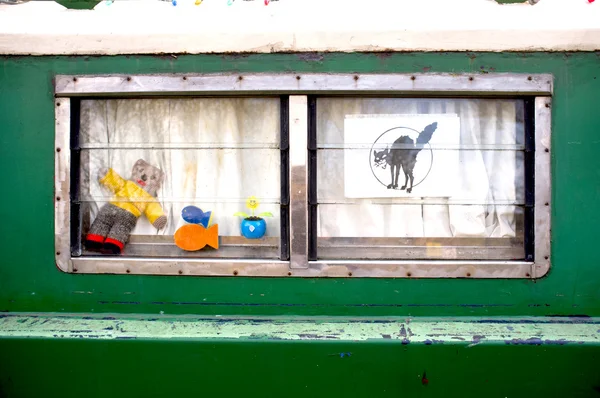 Brinquedos nas janelas do barco — Fotografia de Stock