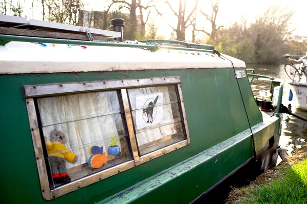 Houseboat on a London canal — Stock Photo, Image
