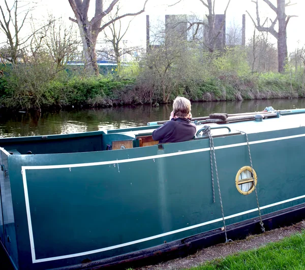 Donna al telefono su houseboat — Foto Stock