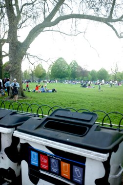 geri dönüşüm kutuları Park
