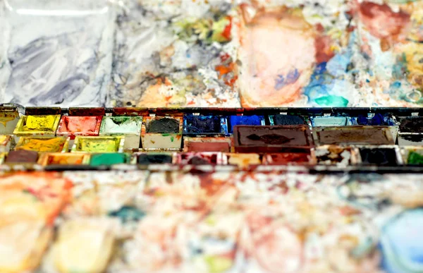 Caixa de aquarela altamente usada com paletas laterais — Fotografia de Stock