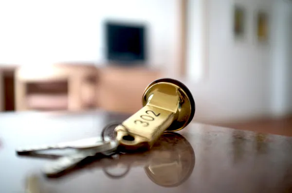 Kamer sleutels in een hotelkamer — Stockfoto