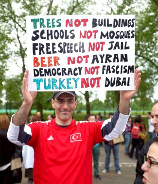 Londra'da Türk protestocu