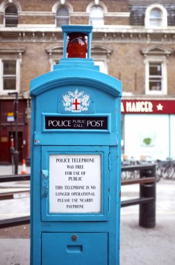 Londra'da bir polis telefon
