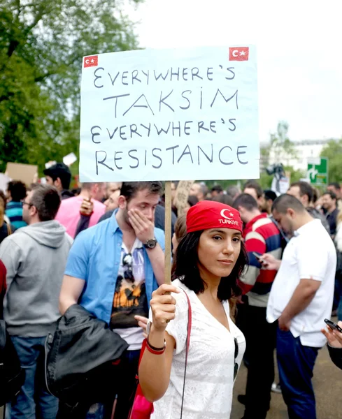 Londra'da Türk protestocu