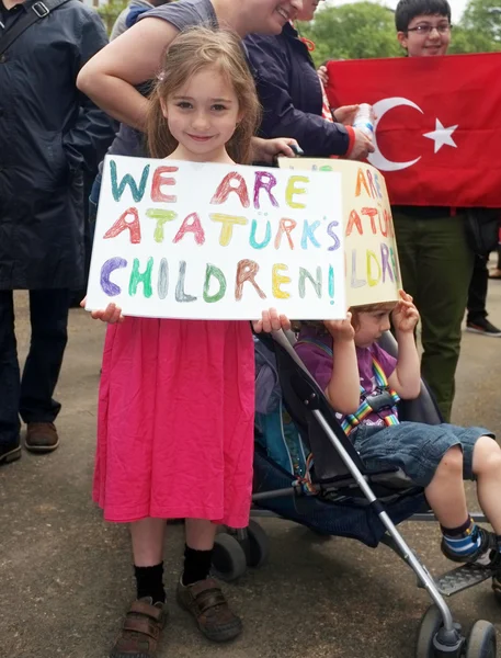 Pequeña chica turca en una demo — Foto de Stock