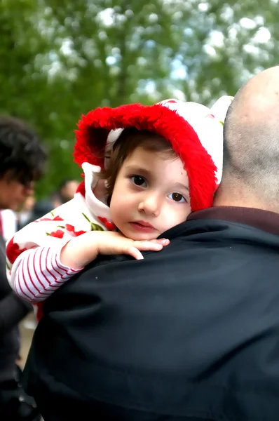 Bambina con suo padre durante una demo — Foto Stock