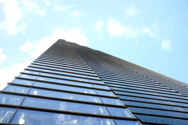 Wysoki biurowiec z perspektywy — Zdjęcie stockowe