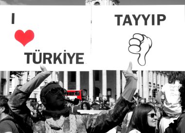 Londra'da Türk protestocu
