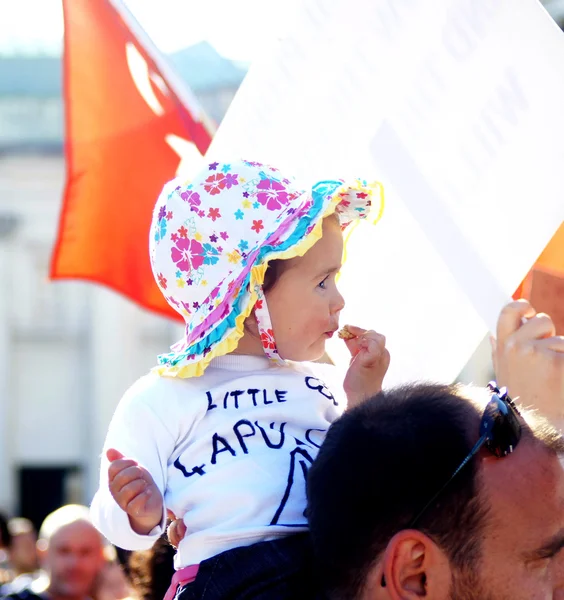 Маленькая девочка на плече отца во время митинга — стоковое фото