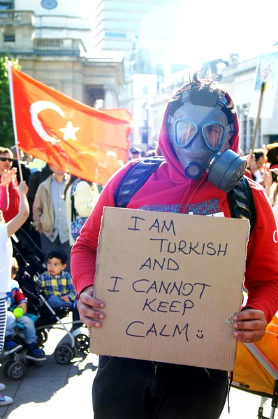 Turkish Protester with a gas mask — Stock Photo, Image