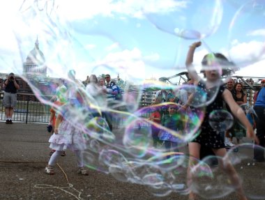 çocuklara balon chase tadını çıkarın.