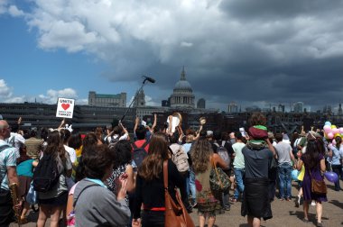 thames Nehri tarafından demo