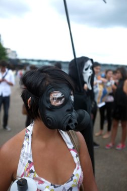 Türk kadın protestocu gaz maskesi