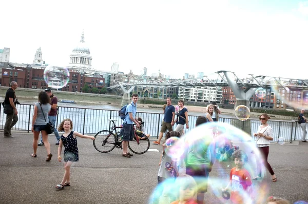 Les enfants aiment la chasse aux bulles — Photo