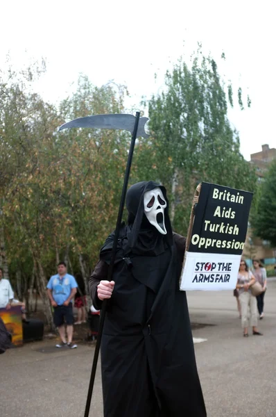 Krzyk zamaskowany protestujących podczas demo — Zdjęcie stockowe