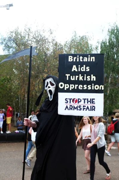 Scream-gemaskeerd protesteerder tijdens een demo — Stockfoto