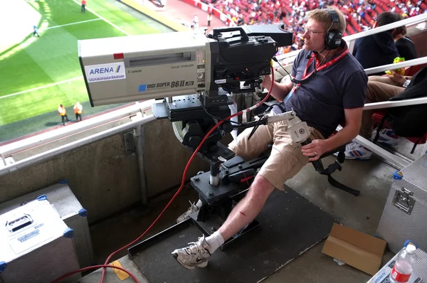 Camarógrafo en el trabajo durante un partido de fútbol en vivo —  Fotos de Stock