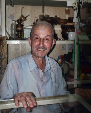 mutlu bir yaşlı adam