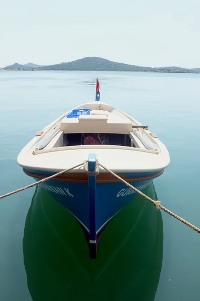 Пристыкованная лодка — стоковое фото