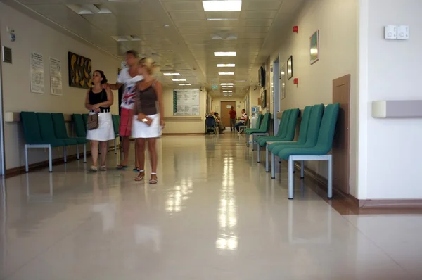 Corredor hospitalar com alguns pacientes — Fotografia de Stock