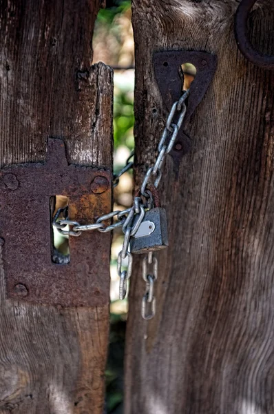 Porte vintage avec cadenas — Photo