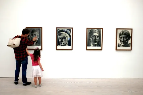 Familie in kunsttentoonstelling in de saatchi gallery — Stockfoto