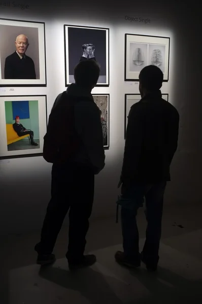 People viewing art in a gallery — Stock Photo, Image