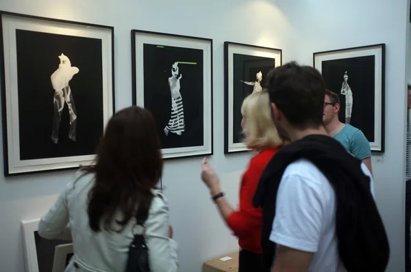 People viewing art in a gallery — Stock Photo, Image