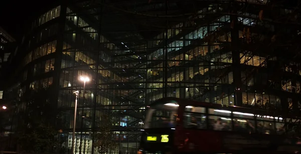 Biuro światła w nocy na budynku wieży — Zdjęcie stockowe