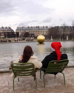 iki göl kenarında oturmak