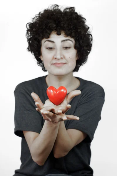 Mujer sostiene el corazón en sus manos —  Fotos de Stock